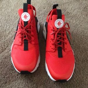 Men’s red huarache size 10